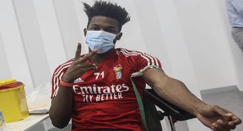 بنفيكا يعلن إصابة لاعبه بفيروس كورونا